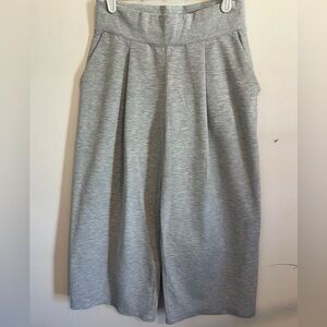 Lululemon Can You Feel The Pleat Crop pants in heathered gray size 6